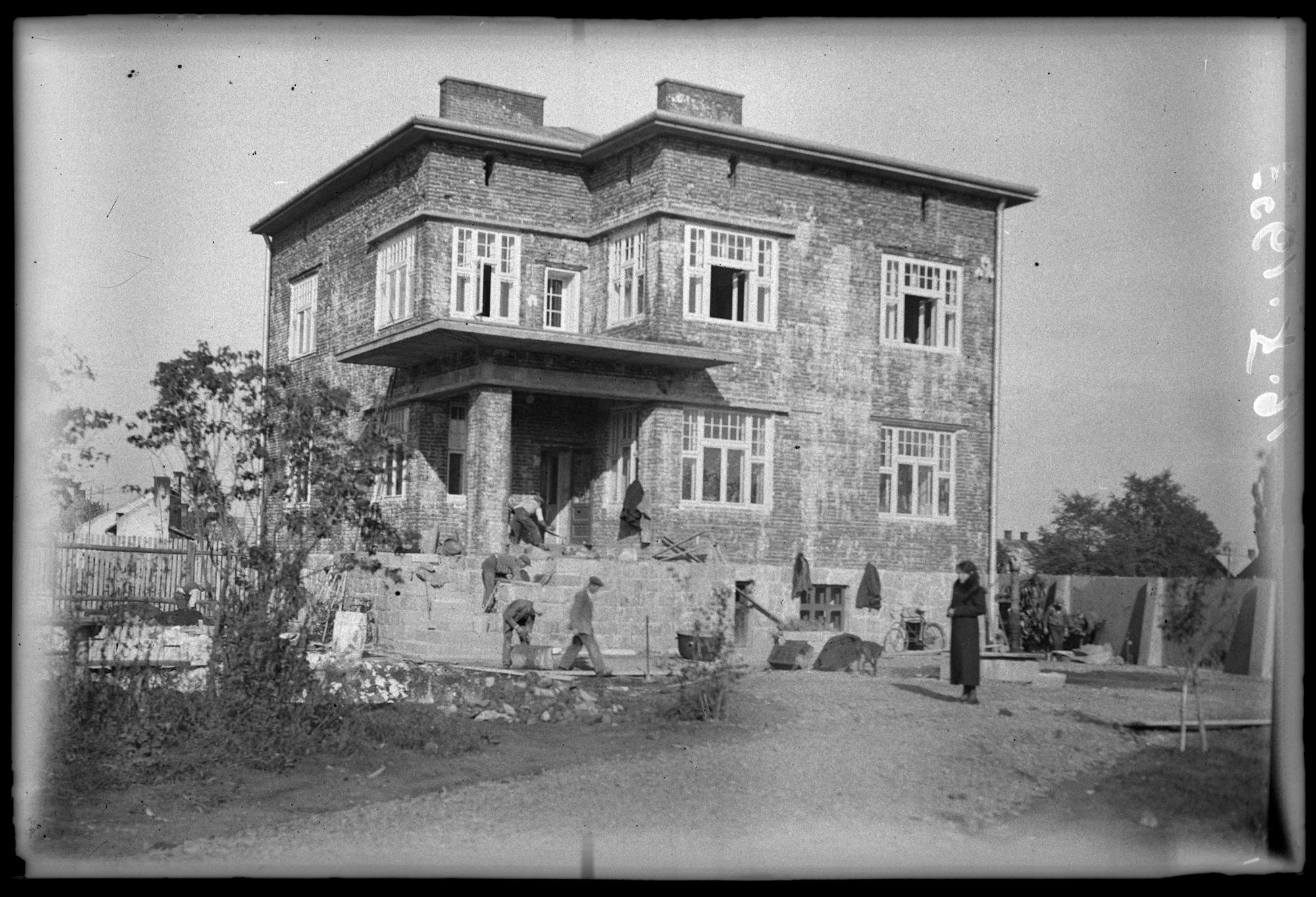 Willa Fryderyka Janusza przy ul. Jagiellońskiej w Rzeszowie w budowie. Po prawej stronie stoi Helena Janusz