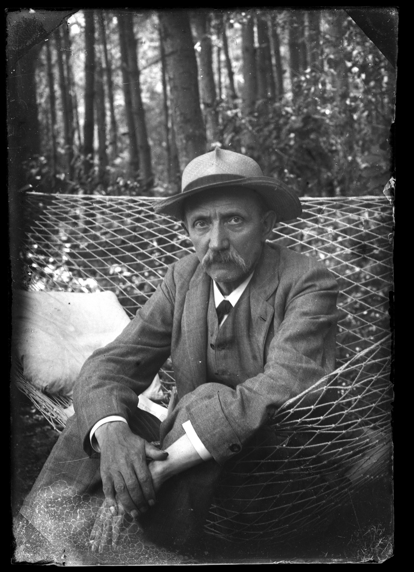 Edward Janusz siedzący w hamaku