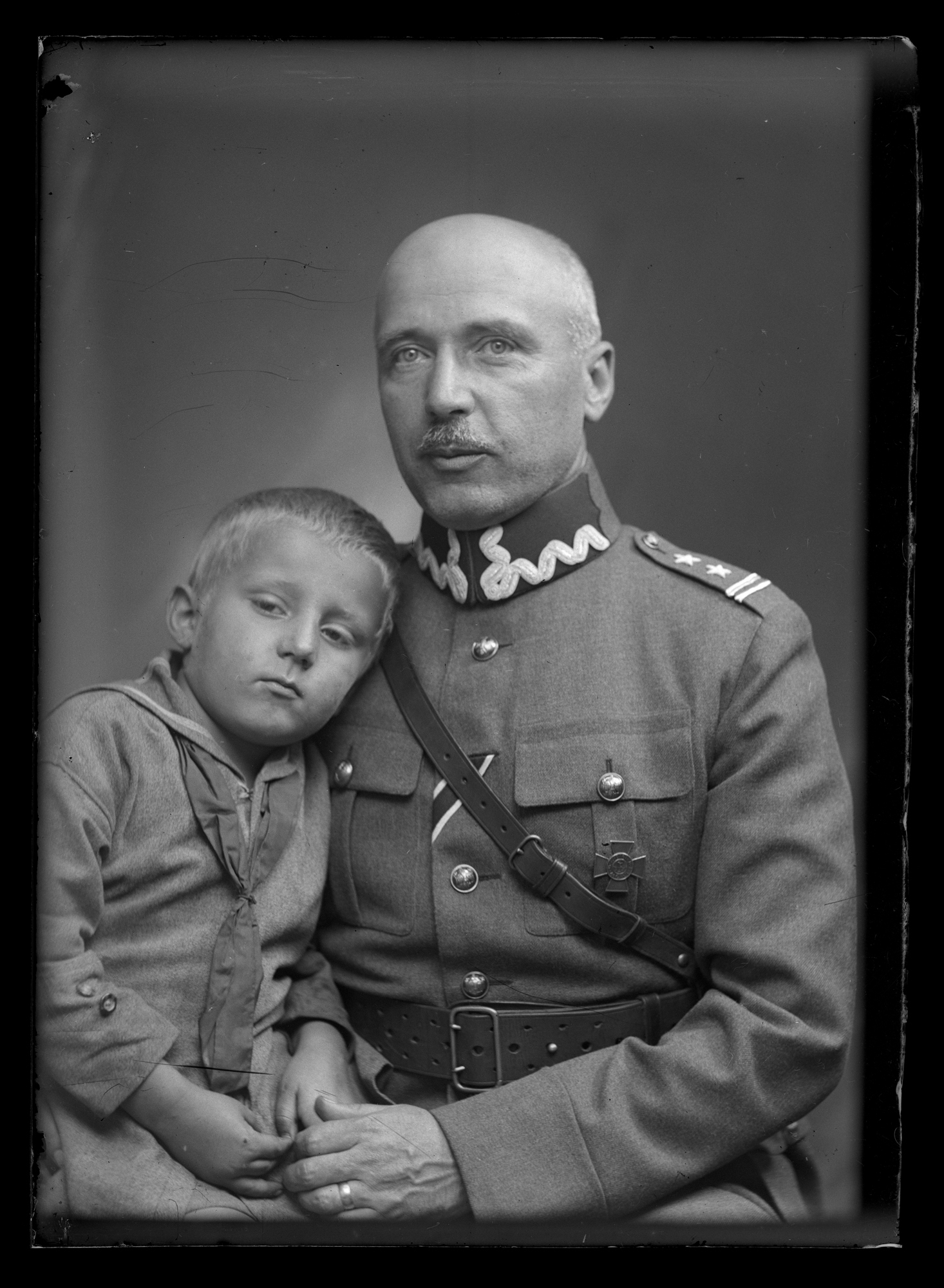 Podpułkownik Stanisław Elgas, mąż Doroty Janusz, z synem Marianem