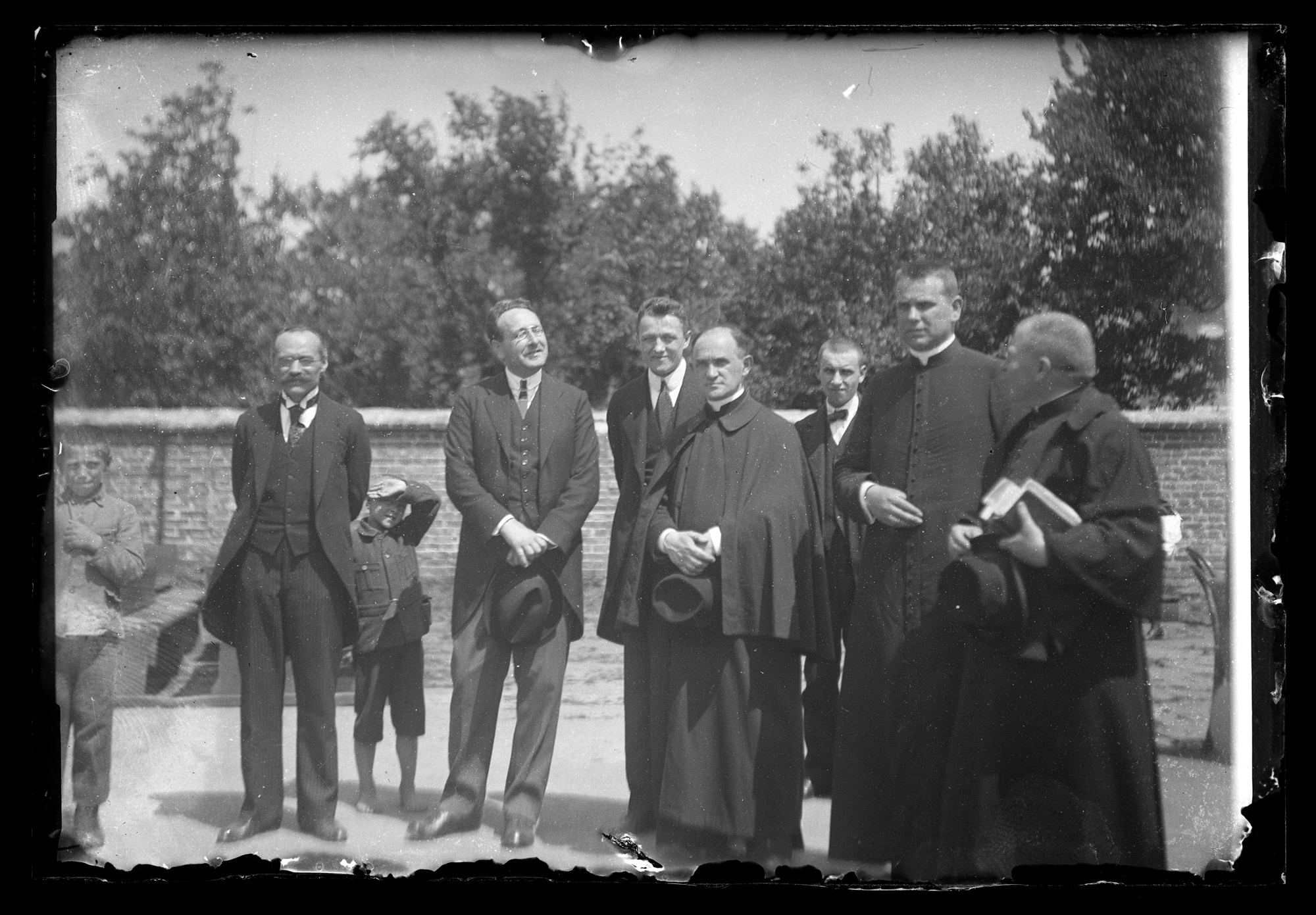 Poświęcenie sztandaru Sodalicji Mariańskiej I Gimnazjum na podwórzu szkolnym przy ulicy 3 Maja w Rzeszowie
