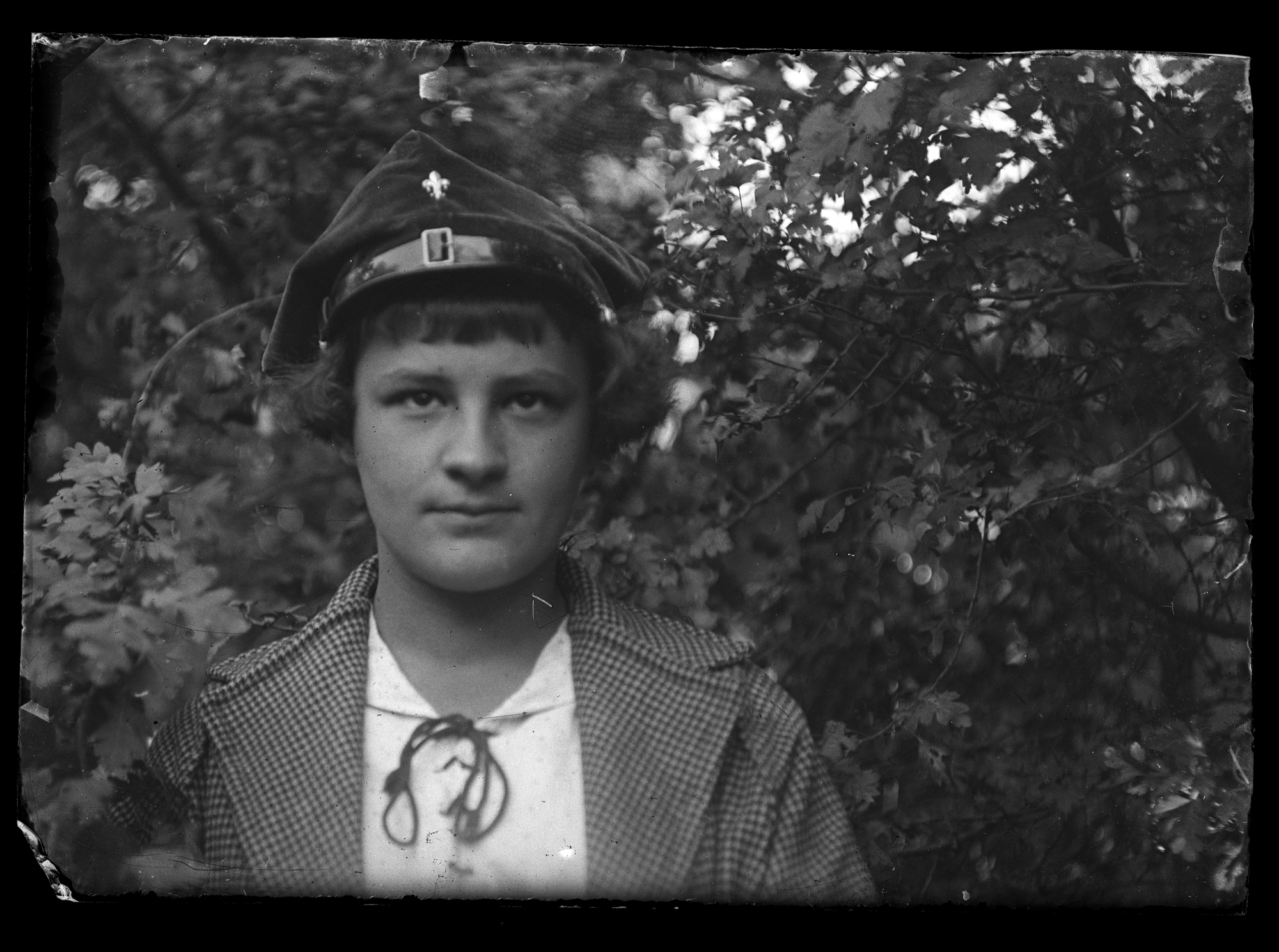 Dziewczyna w berecie harcerskim