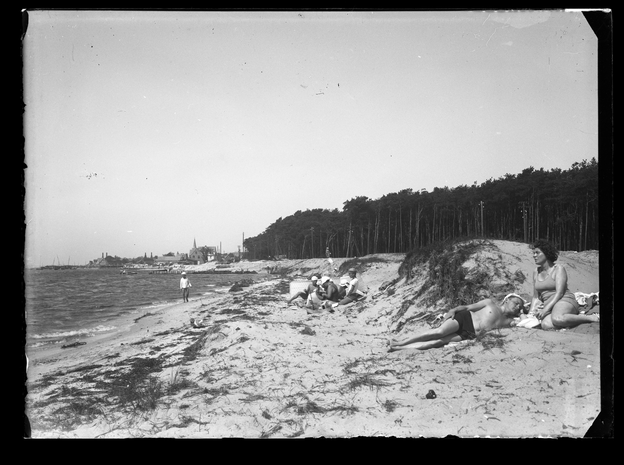 Helena i Tadeusz Staniszowie na plaży w Kuźnicy