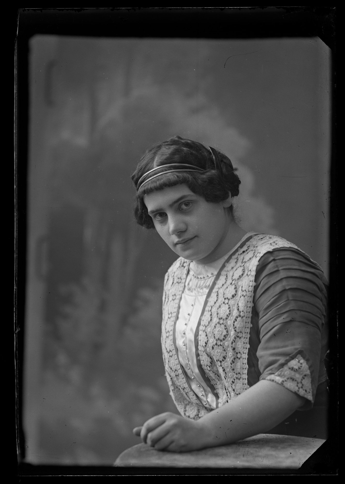 Portret młodej kobiety w atelier