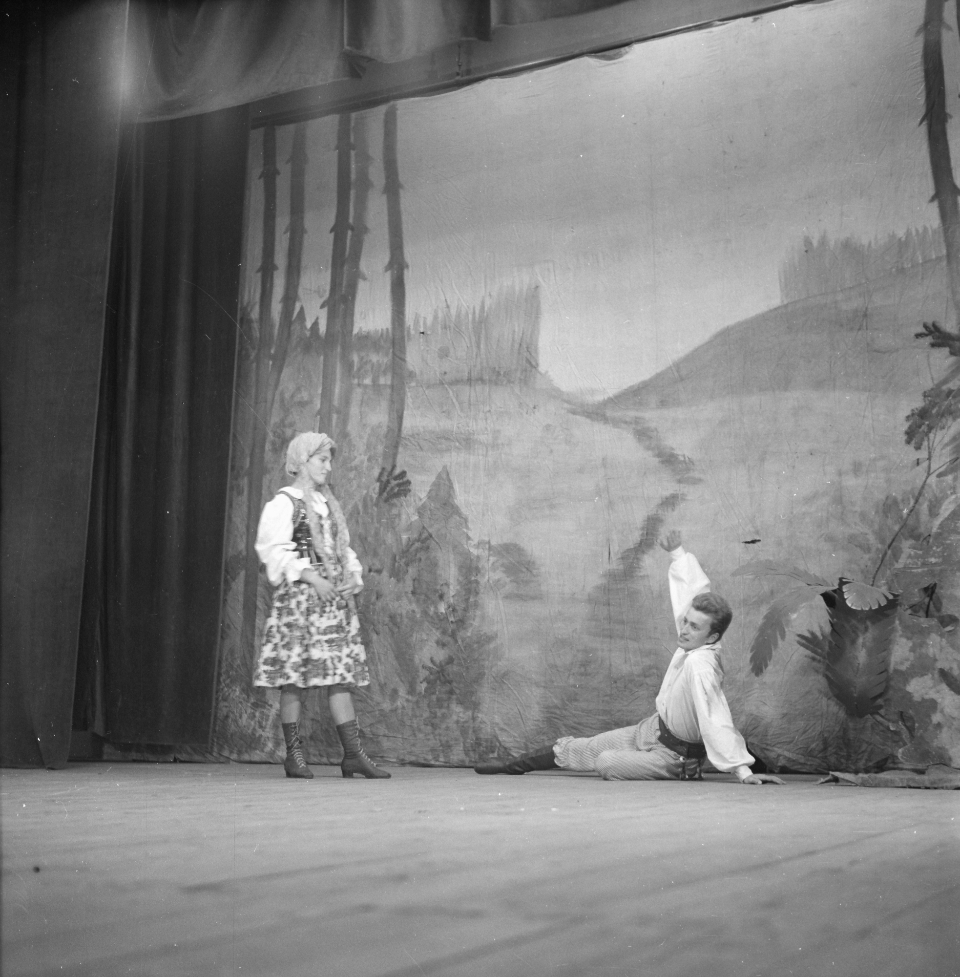 Przedstawienie w wykonaniu aktorów z Teatru Metalowiec w Zakładowym Domu Kultury WSK w Rzeszowie przy ul. gen. Jarosława Dąbrowskiego 