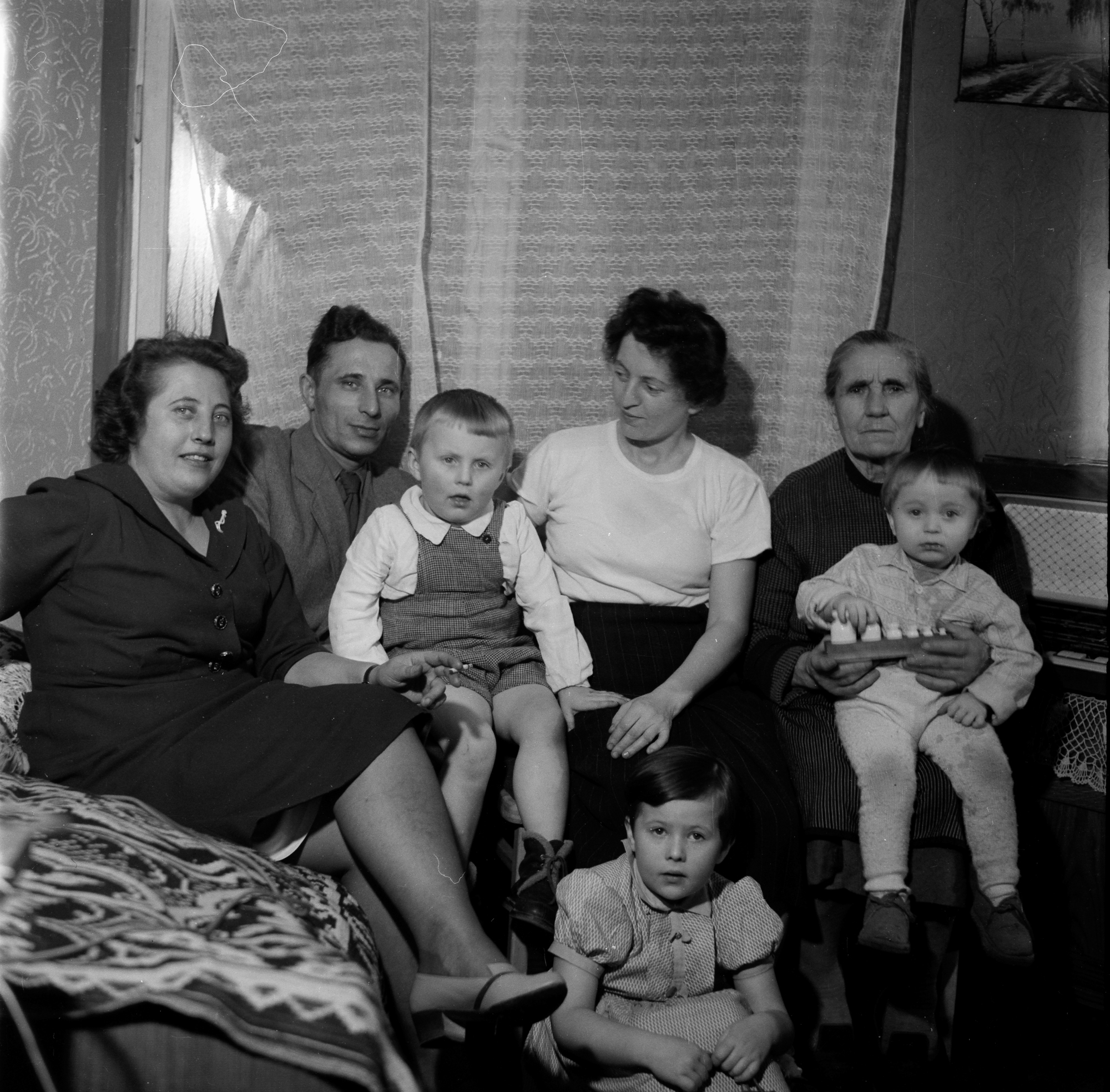 Portret rodziny. Od lewej: Irena Kulawska, Stanisław Kulawski, na kolanach u taty Michał, Hanna Kulawska. Na dole Grażyna Kulawska i Jan Kulawski u babci na kolanach (babcia Harmata) w mieszkaniu na Baldachówce w Rzeszowie