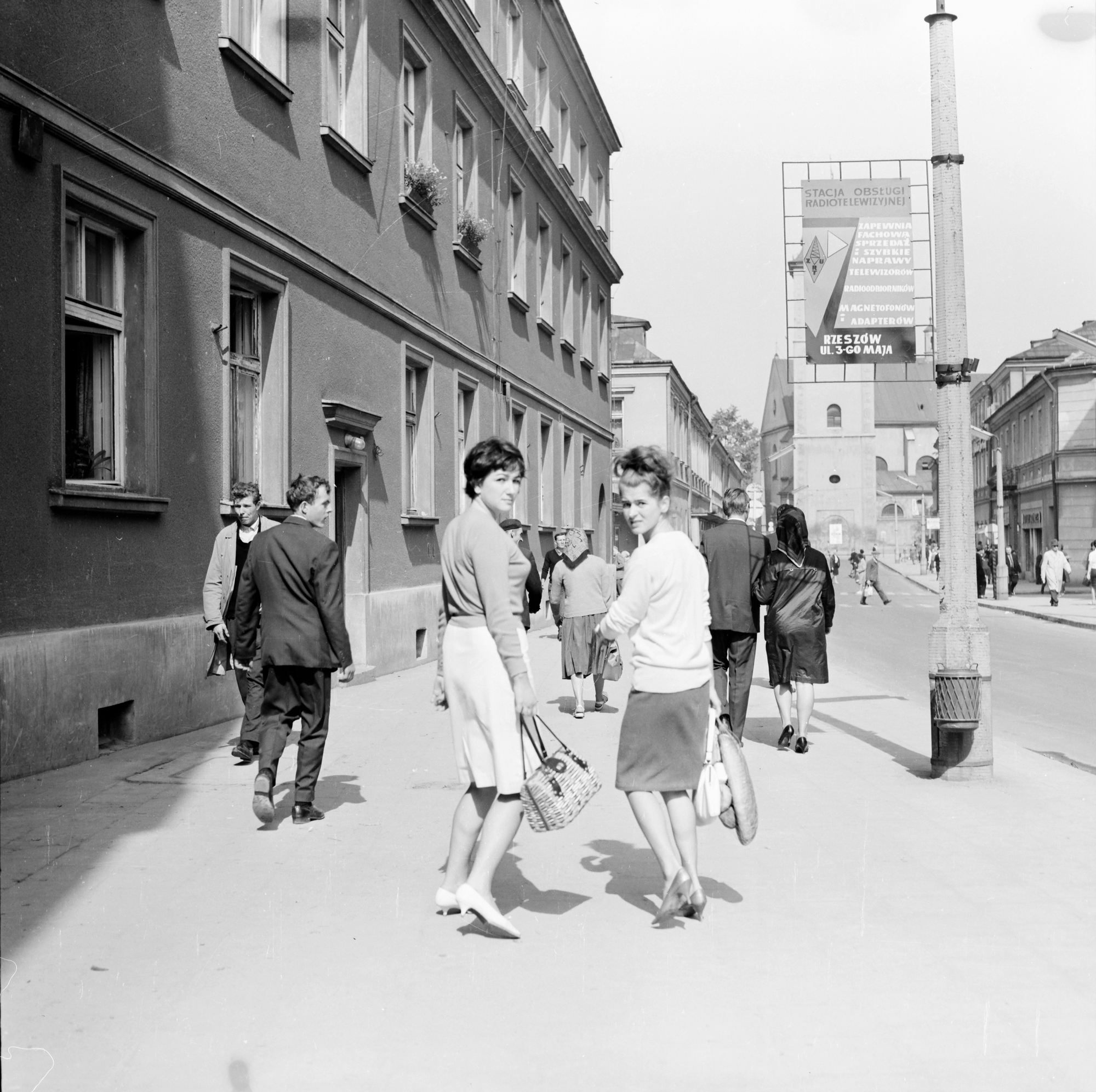 Na ul. 3 Maja w Rzeszowie. Trzecia z lewej Barbara Konieczkowska. W tle wieża Farna i kościół pw. Św. Wojciecha i św. Stanisława