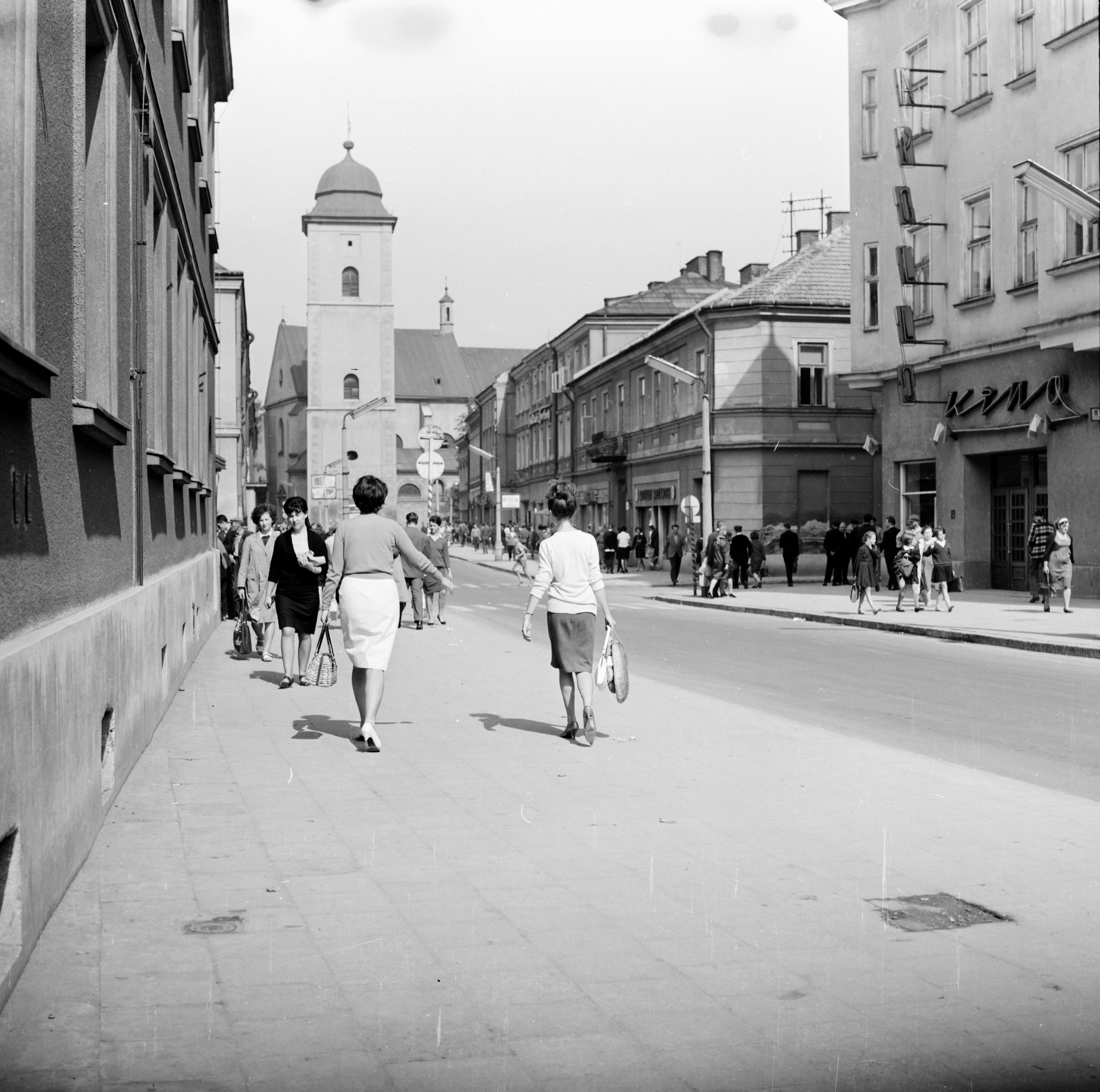 Na ul. 3 Maja w Rzeszowie. Na pierwszym planie po lewej Barbara Konieczkowska, po lewej Kino Apollo. W tle wieża Farna i kościół pw. Św. Wojciecha i św. Stanisława