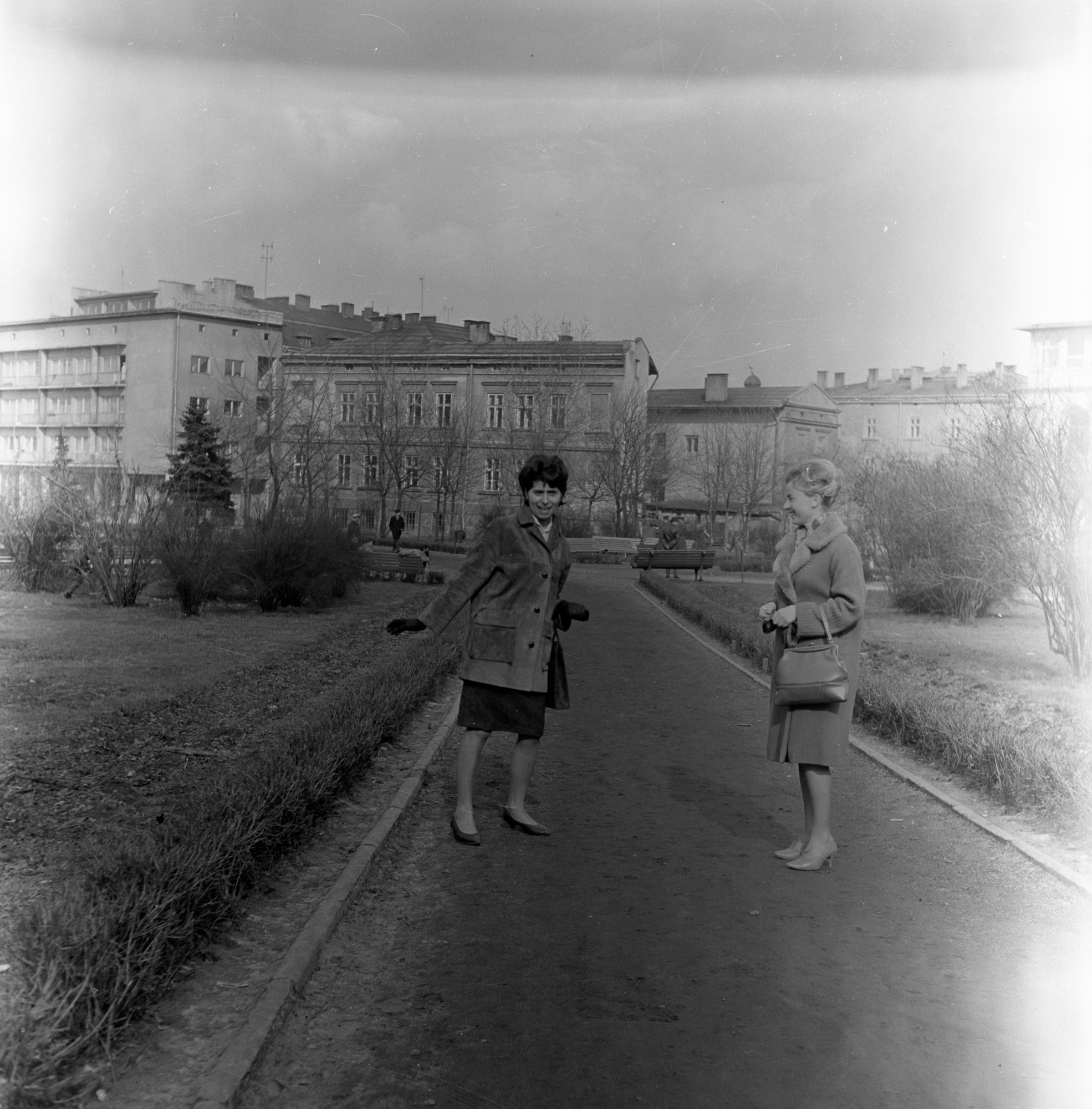 Kobiety na placu Zwycięstwa w Rzeszowie, obecnie plac Ofiar Getta. Po prawej fragment Synagogi Nowomiejskiej