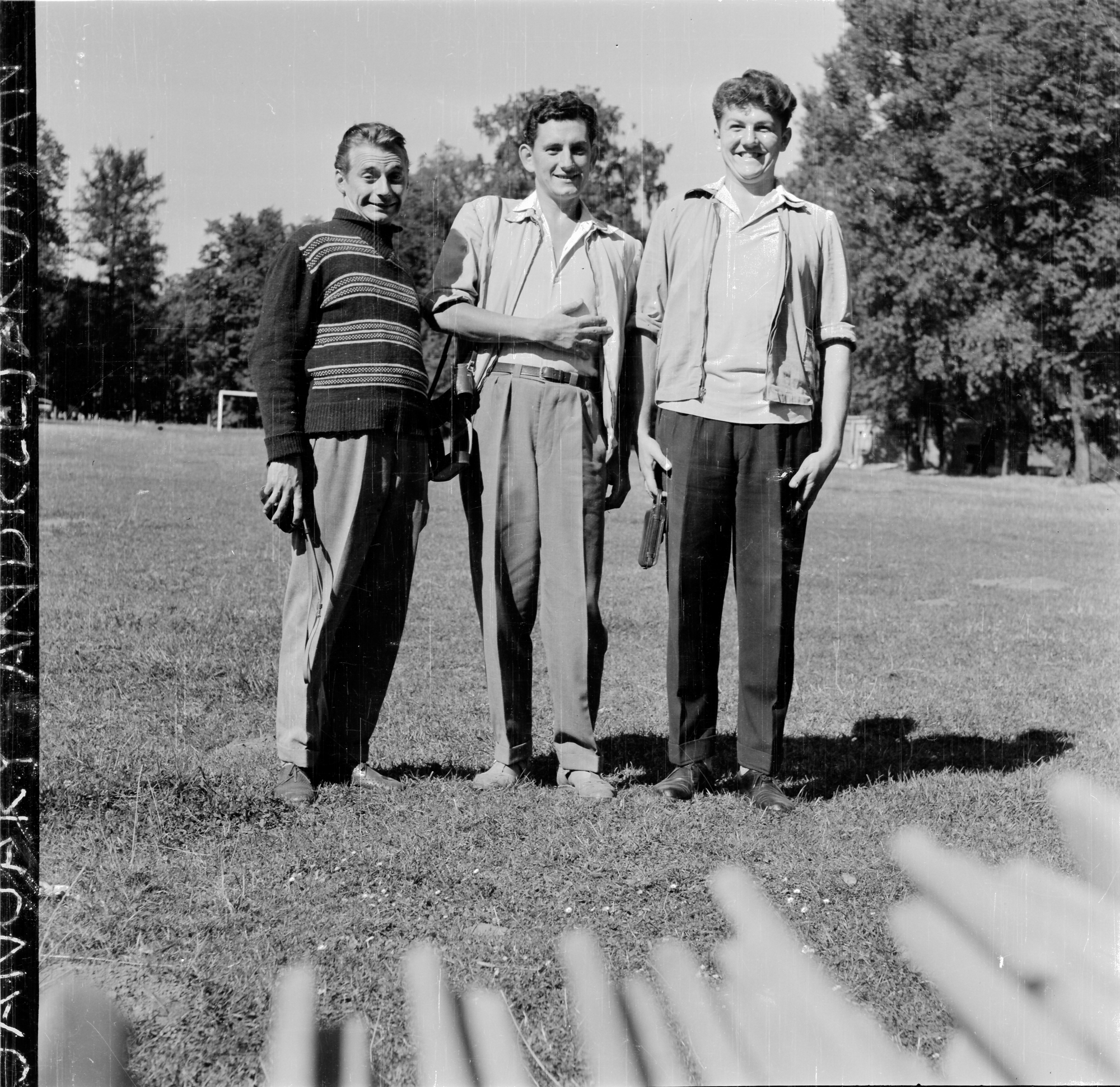 January Nowak (od lewej), Andrzej Listwan i Roman Konieczkowski na boisku