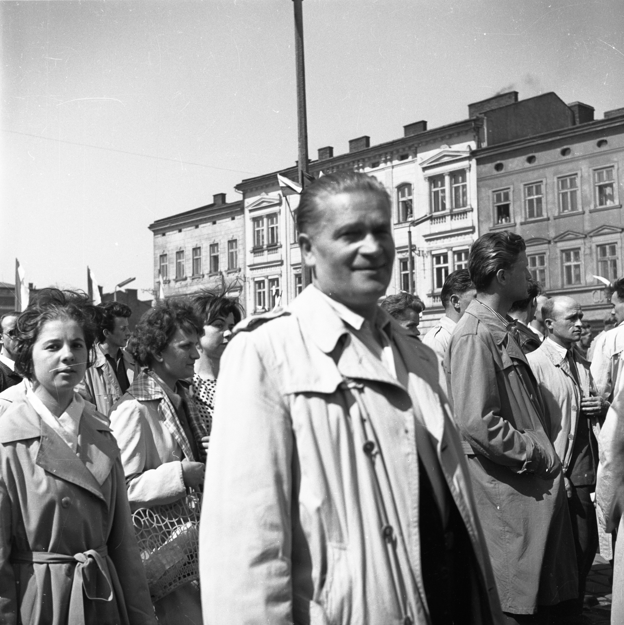 Uczestnicy pochodu pierszomajowego na rynku w Rzeszowie