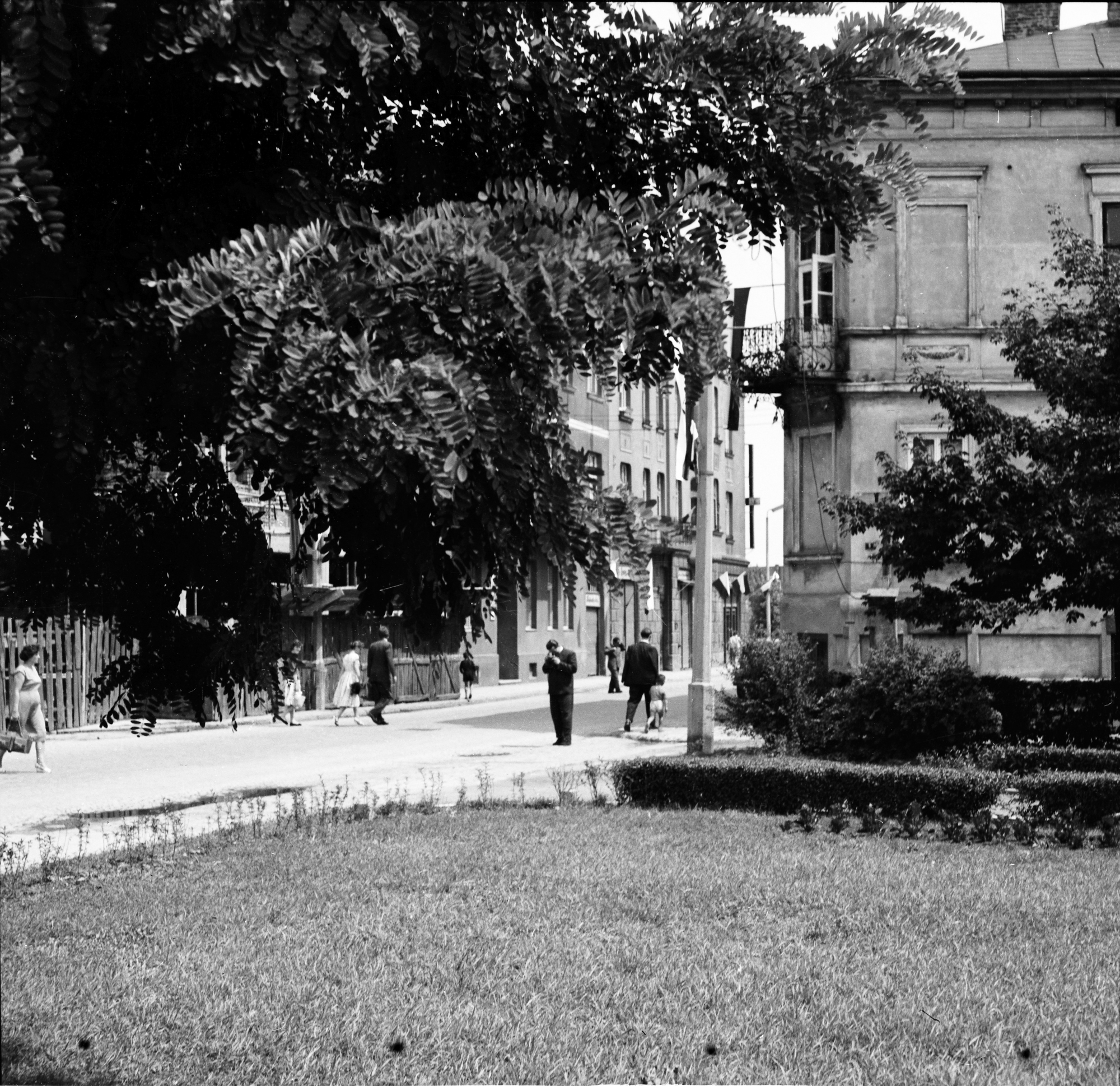 Ulica 1 Maja w Rzeszowie, obecnie ul. Jana III Sobieskiego. Na pierwszym planie plac Zwycięstwa, obecnie plac Ofiar Getta