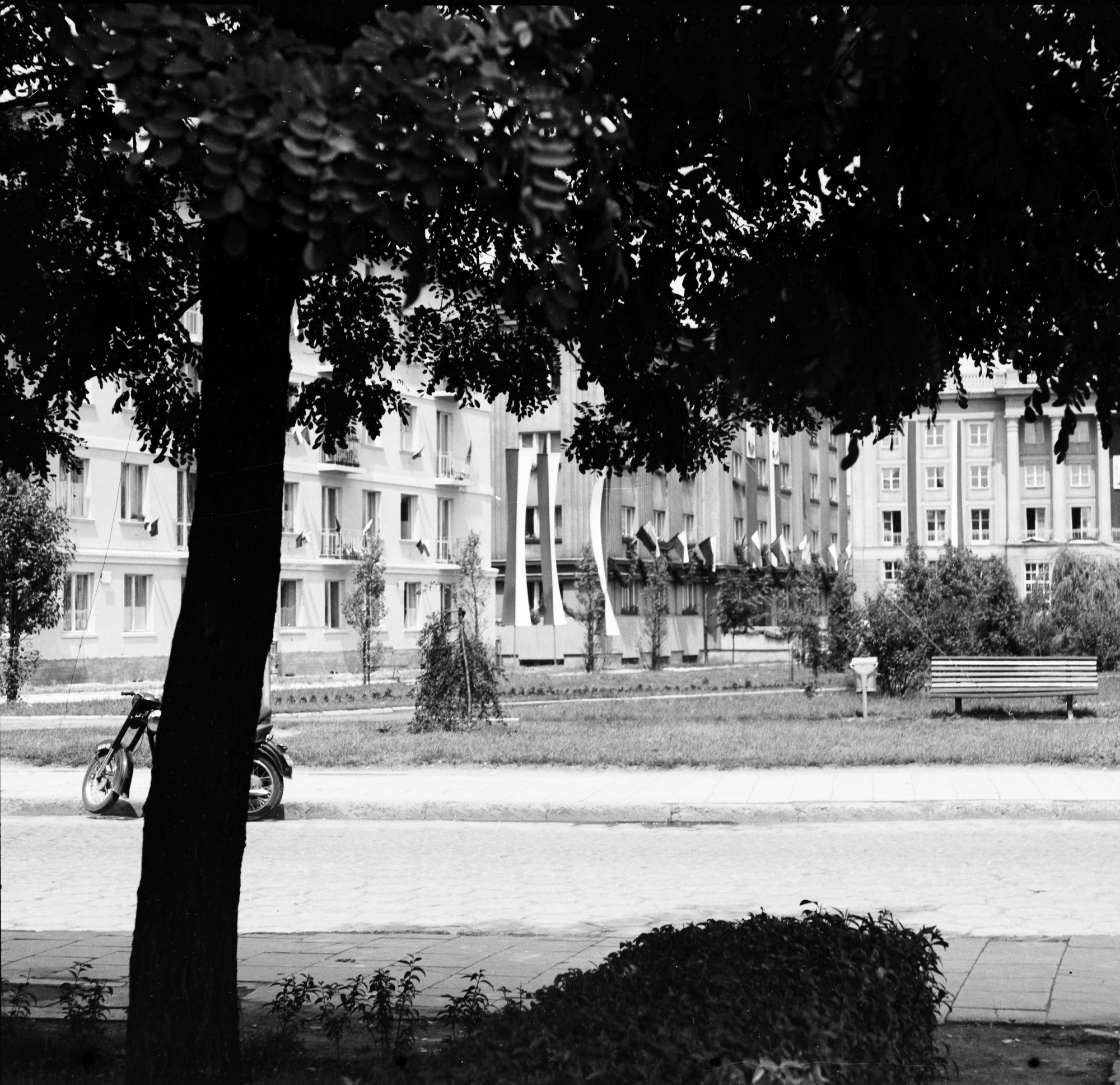 Ulica 1 Maja i plac Zwycięstwa w Rzeszowie, obecnie ul. Jana IIII Sobieskiego i plac Ofiar Getta. Po prawej "Dom Partii" przy al. Włodzimierza Lenina, obecnie budynek Sądu Apelacyjnego przy al. Józefa Piłsudskiego