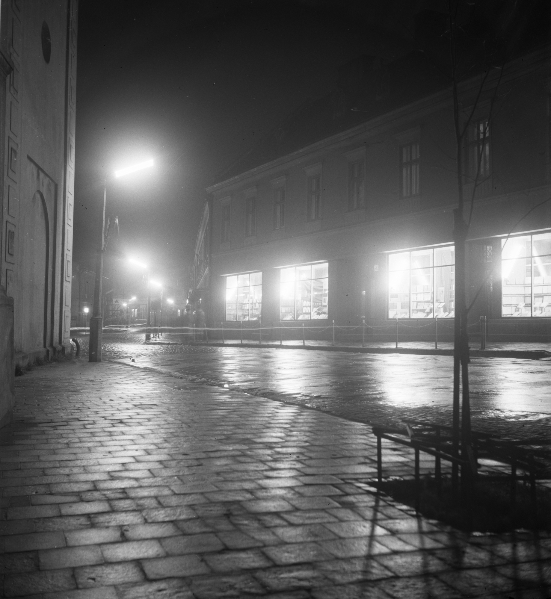 Widok z placu Farnego na ul. 3 Maja w Rzeszowie. Po prawej Dom Książki