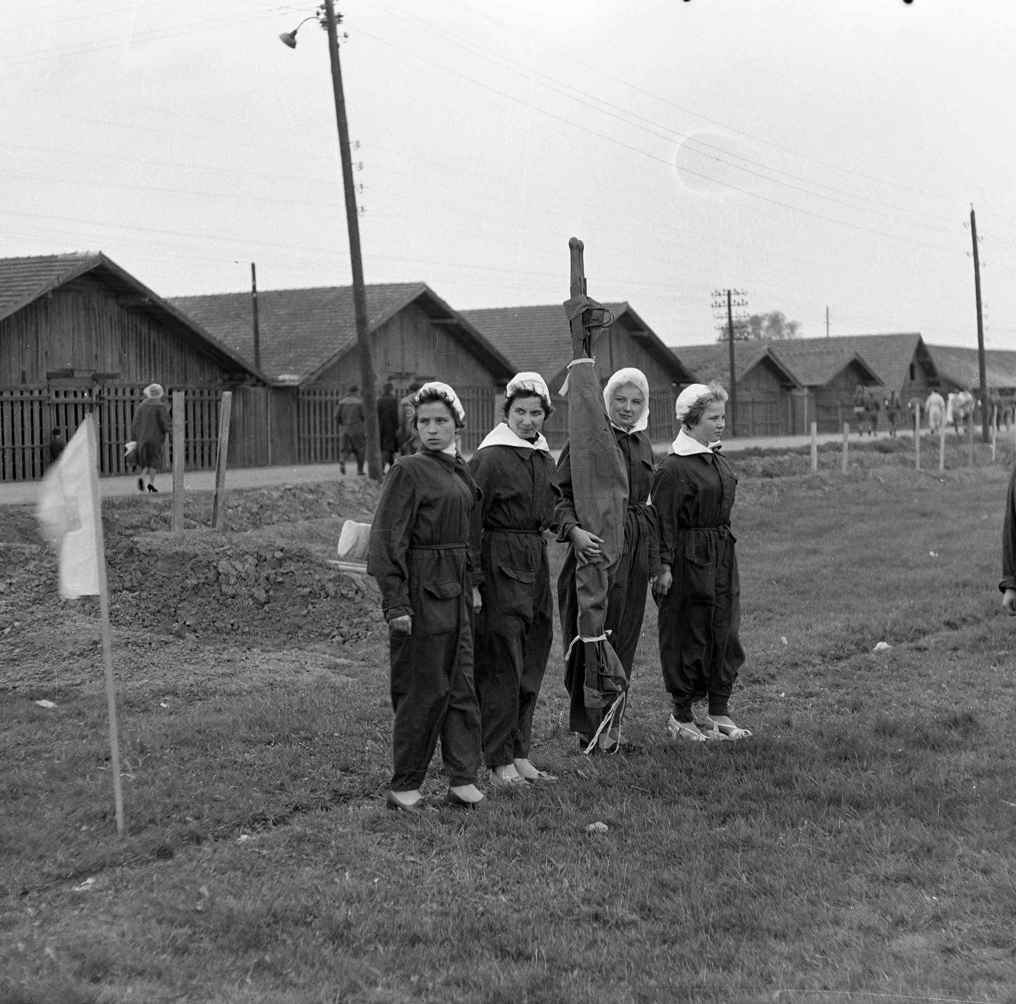 Ćwiczenia drużyn sanitarnych z udzielania pierwszej pomocy na błoniach przy ul. Lwowskiej - za jednostką wojskową naprzeciw cegielni miejskiej przy ul. Tadeusza Rejtana w Rzeszowie. Obecnie w tym miejscu przebiega ul. gen. Józefa Kustronia oraz Zespół Szkół nr 2 im. Tadeusza Rejtana. W tle ul. Tadeusza Rejtana i cegielnia