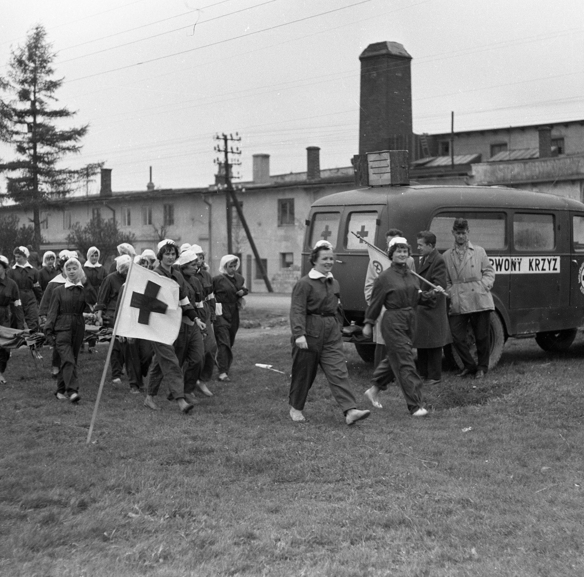Ćwiczenia drużyn sanitarnych z udzielania pierwszej pomocy na błoniach przy ul. Lwowskiej - za jednostką wojskową naprzeciw cegielni miejskiej przy ul. Tadeusza Rejtana w Rzeszowie. Obecnie w tym miejscu przebiega ul. gen. Józefa Kustronia oraz Zespół Szkół nr 2 im. Tadeusza Rejtana