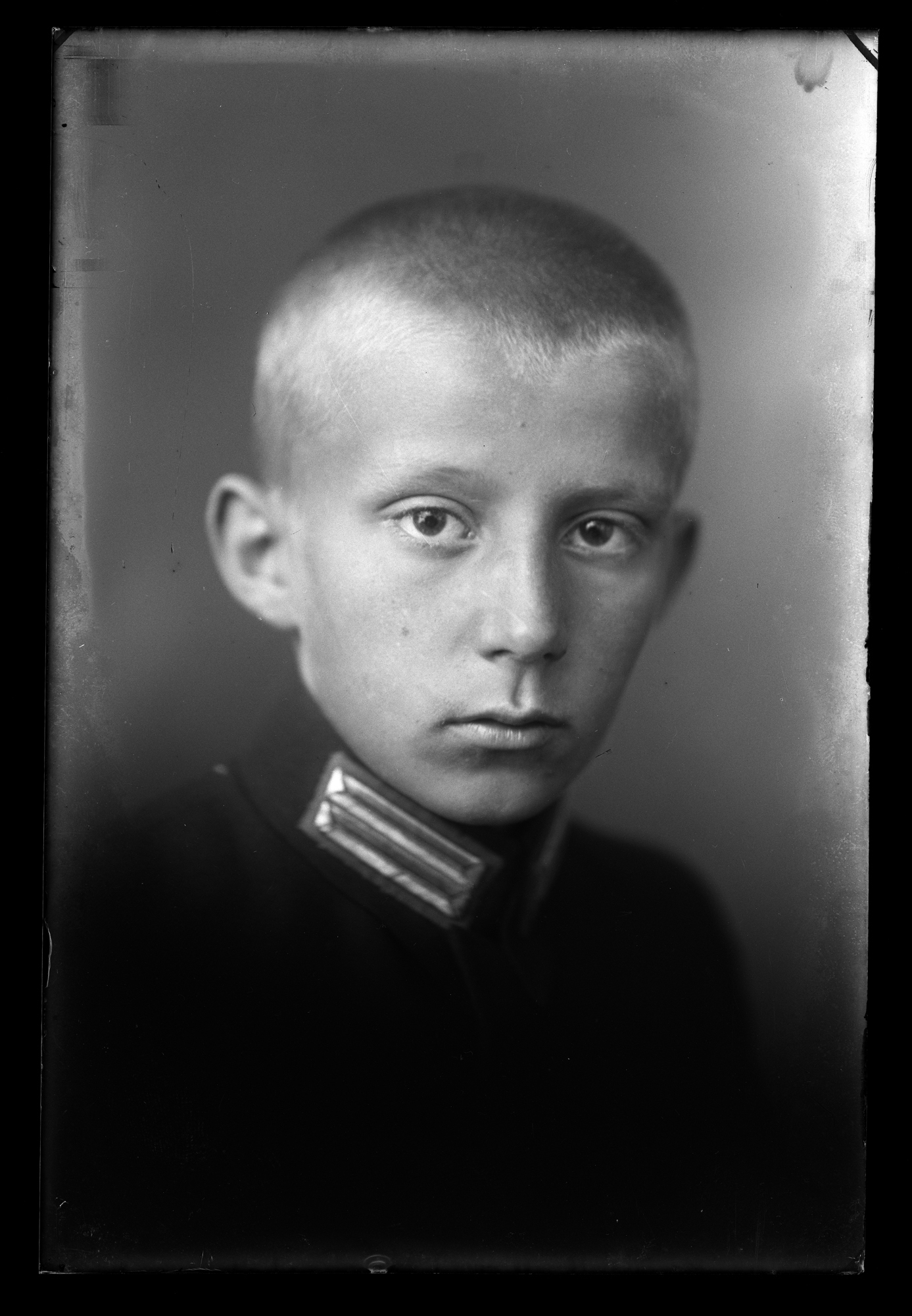 Portret Mariana Elgasa w mundurku gimnazjalisty