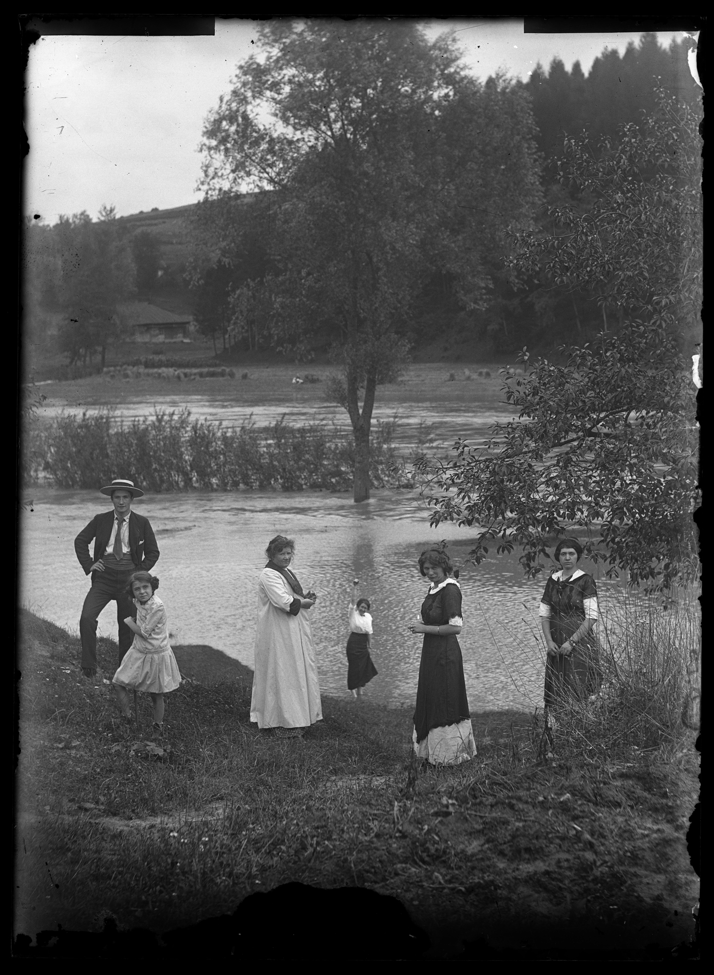 Rodzina Leopoldyny Janusz nad brzegiem rzeki Dyja w Raabs. Od prawej: Maria Janusz, kuzynka Mitzi, Dorota Janusz, siostra Leopoldyny, Helenka Janusz i kuzyn Franz 