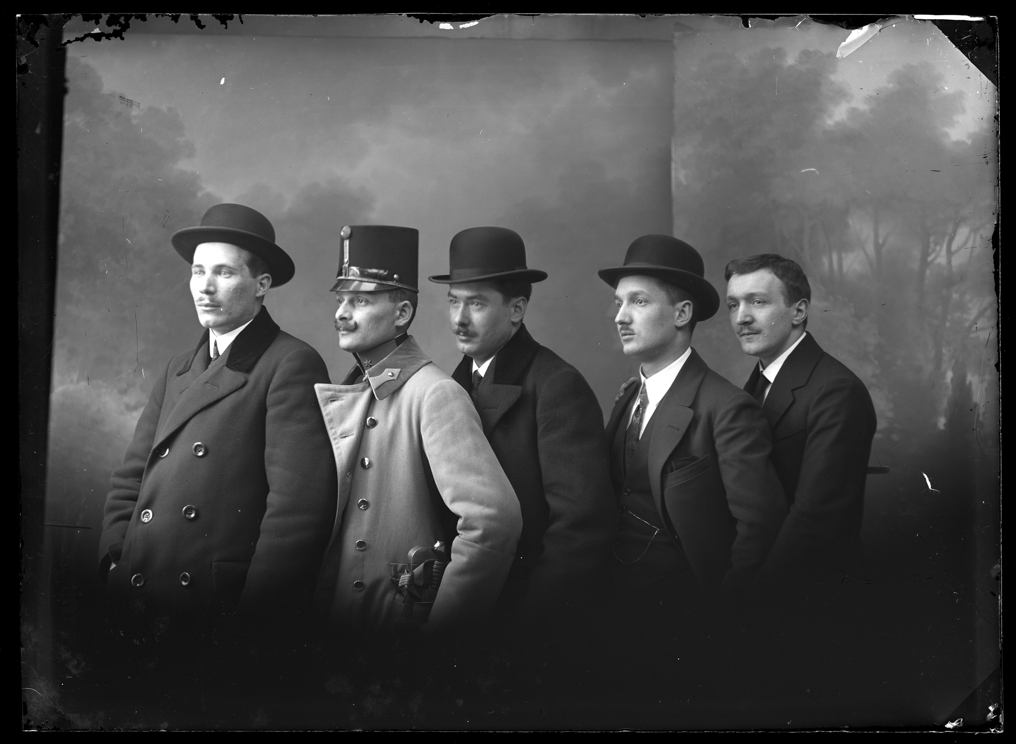 Portret zbiorowy mężczyzn w atelier. Pierwszy z lewej - Augustyn Urban, pierwszy z prawej - Fryderyk Janusz