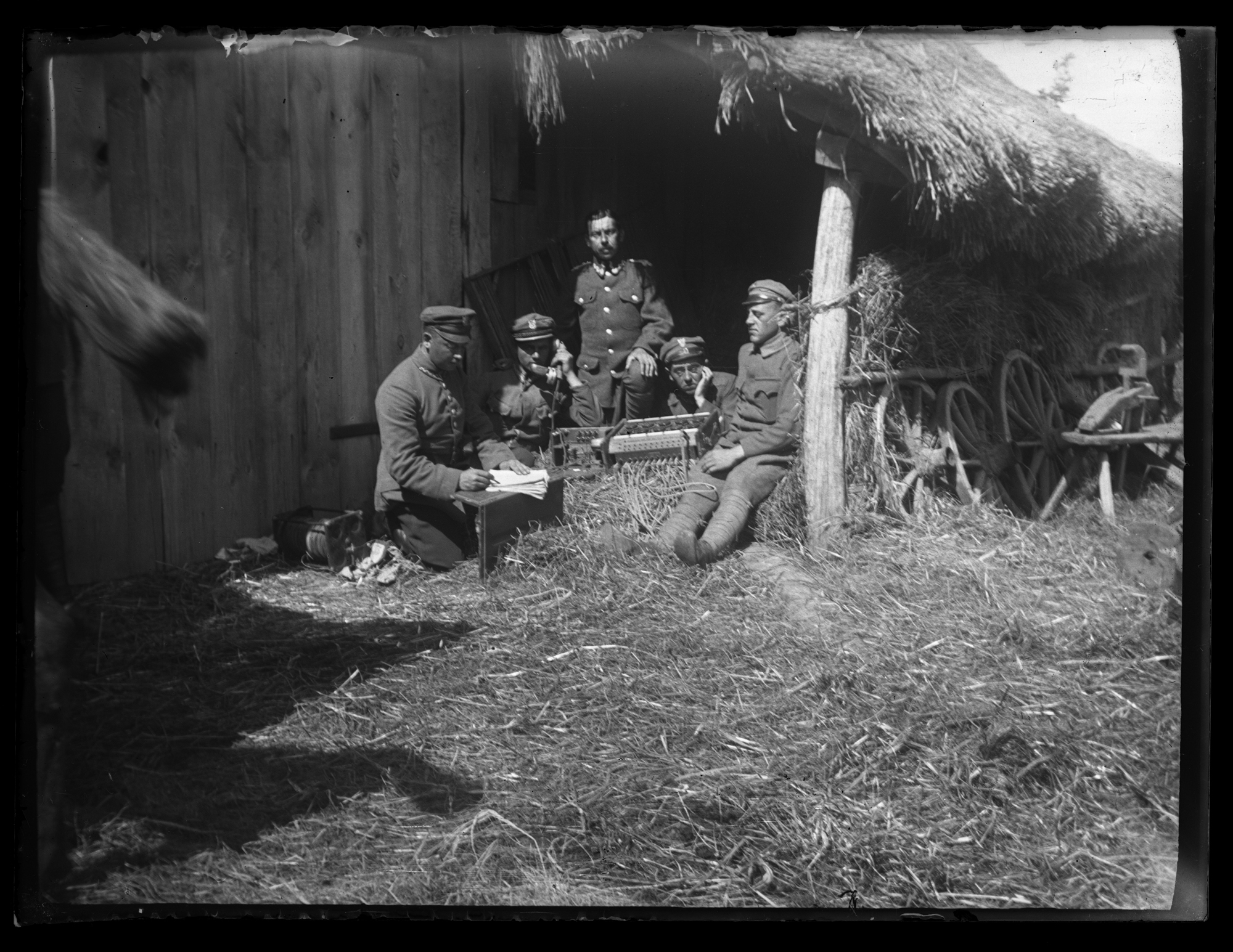 Legioniści z radiostacją polową