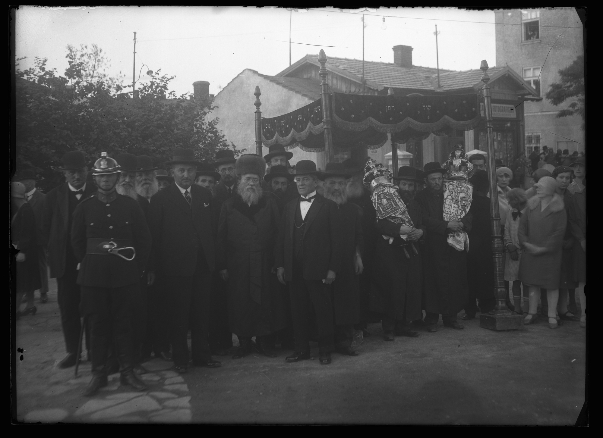 Żydzi z torami i władze miasta na Placu Farnym w Rzeszowie, w środku rabin gminny Aron Lewin. Z tyłu widoczny Zakład Fotograficzny Z. J. Staszczakówny