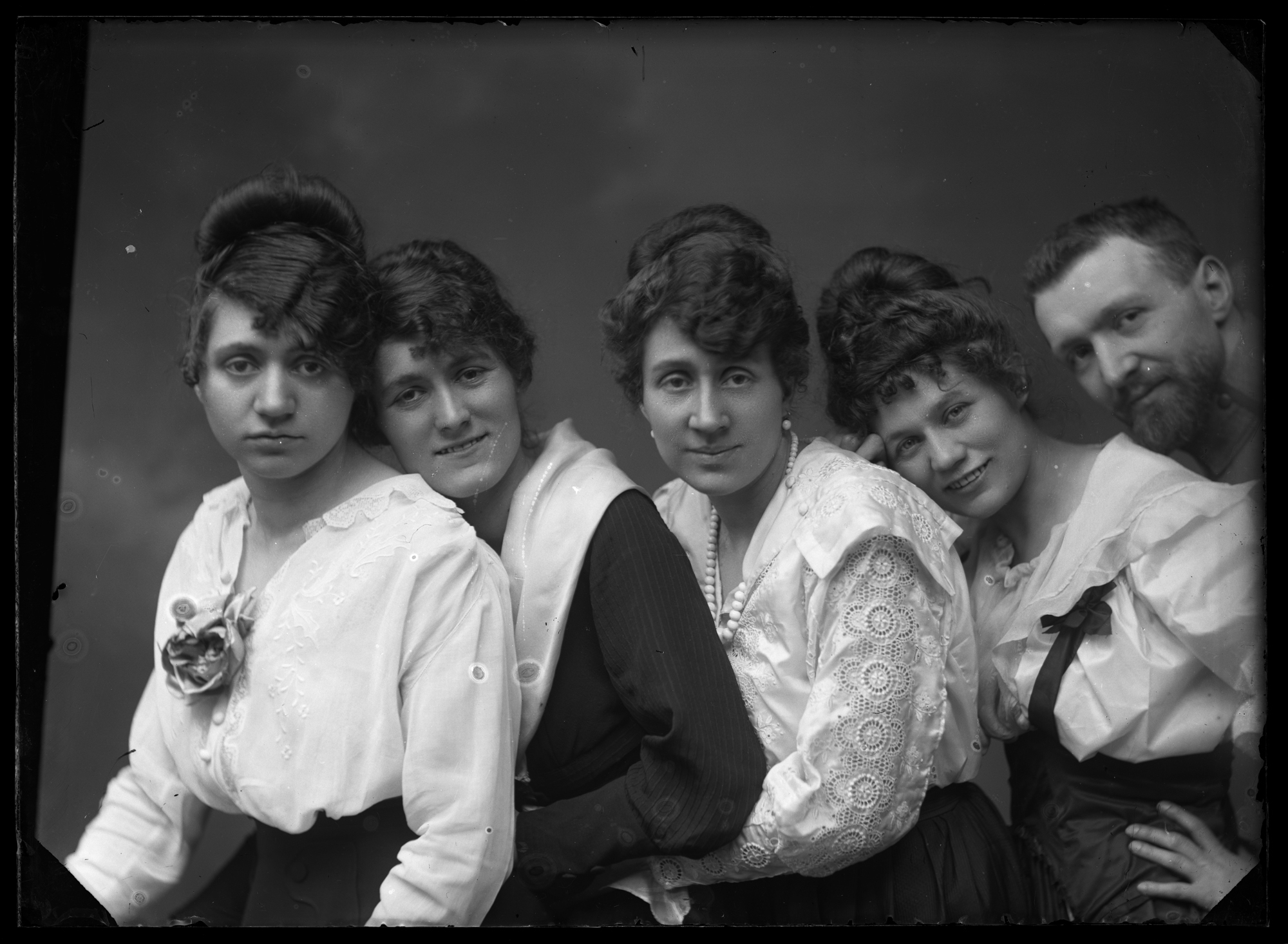 Portret zbiorowy. Pierwsza od lewej Maria Janusz, córka siostry Leopoldyny - Frieda, Dorota Elgas, córka siostry Leopoldyny - Mitzi, Fryderyk Janusz
