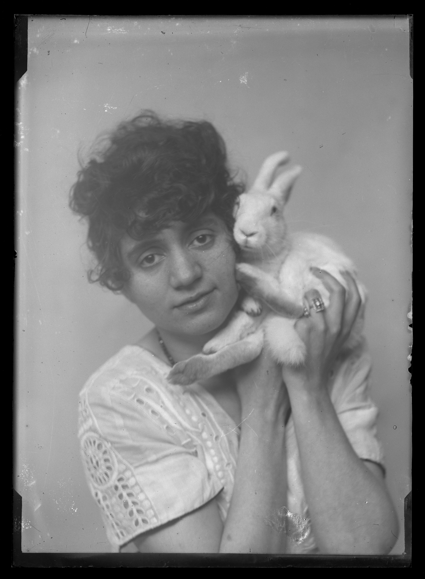Maria Janusz z królikiem