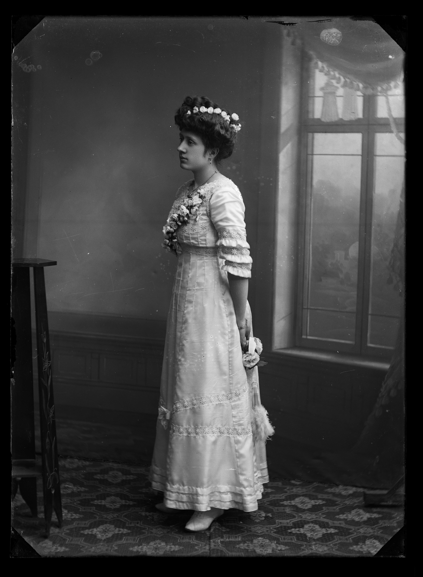 Dorota Janusz przy oknie
