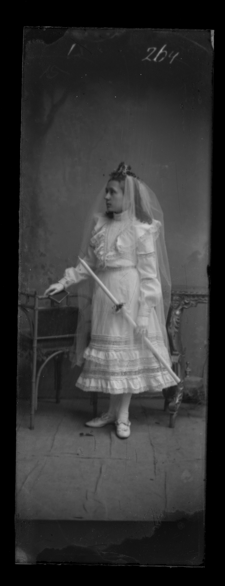 Dorota Janusz w stroju pierwszokomunijnym w atelier