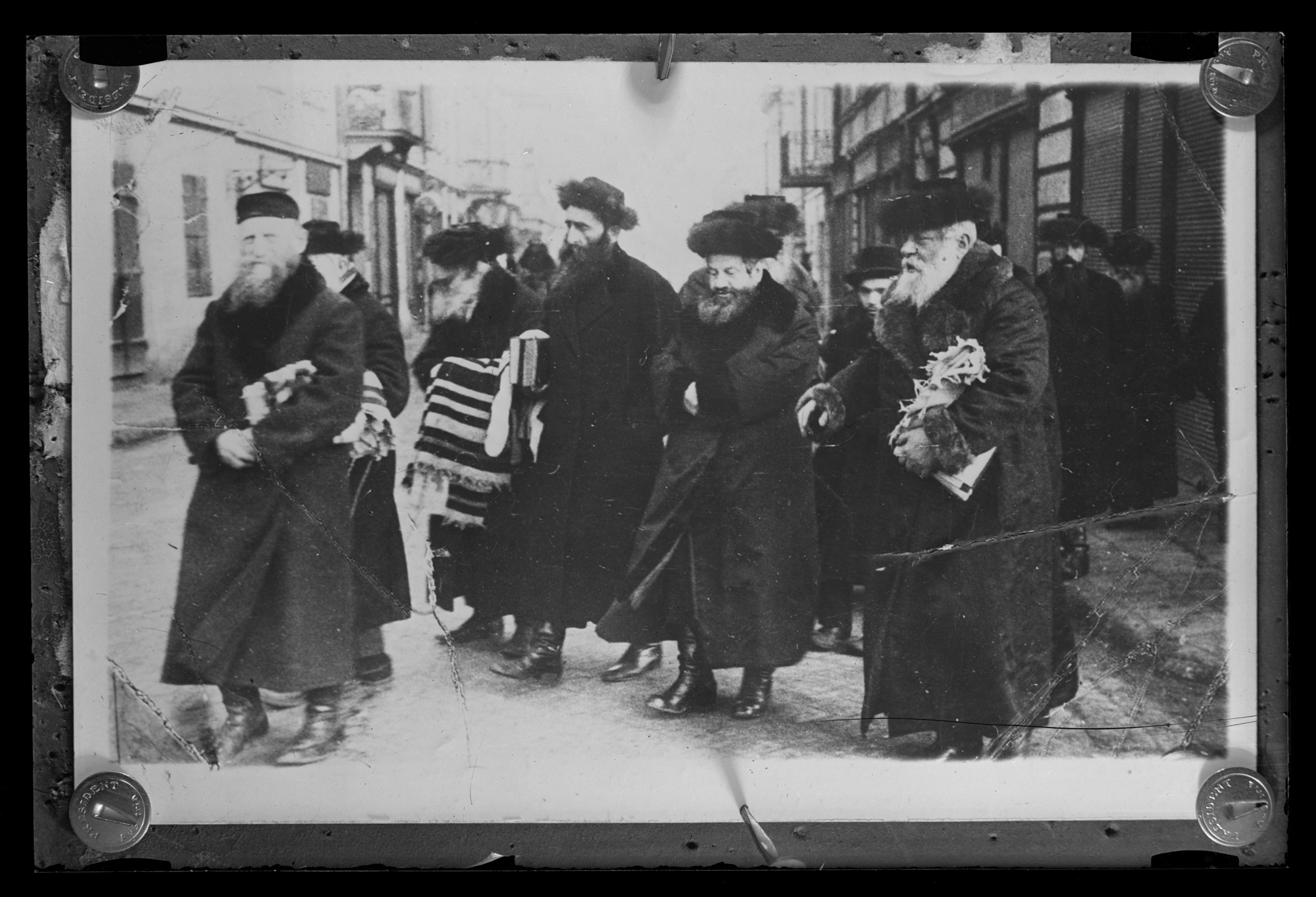 Żydzi na ulicy Gałęzowskiego w Rzeszowie, z prawej Asher Yehuda Silber - reprodukcja
