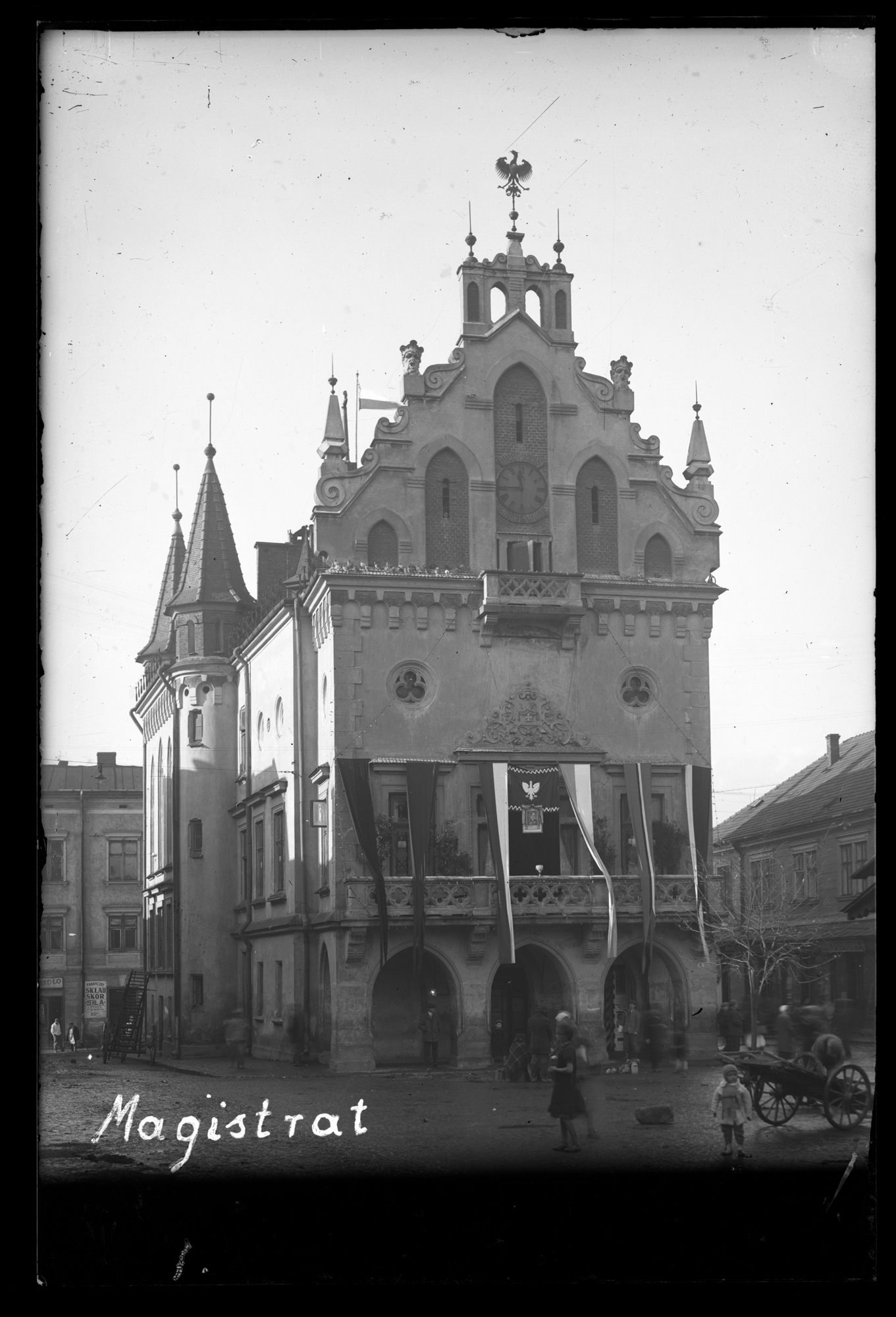 Rzeszowski ratusz przyozdobiony z okazji Święta Niepodległości w listopadzie 1936 r. Na ratuszu widoczny portret gen. Edwarda Rydza-Śmigłego umieszczony z okazji otrzymania godności honorowego obywatela Rzeszowa w dniu 23.07.1936 r. i mianowania marszałkiem Polski w dniu 10.11.1936 r. przez prezydenta Ignacego Mościckiego
