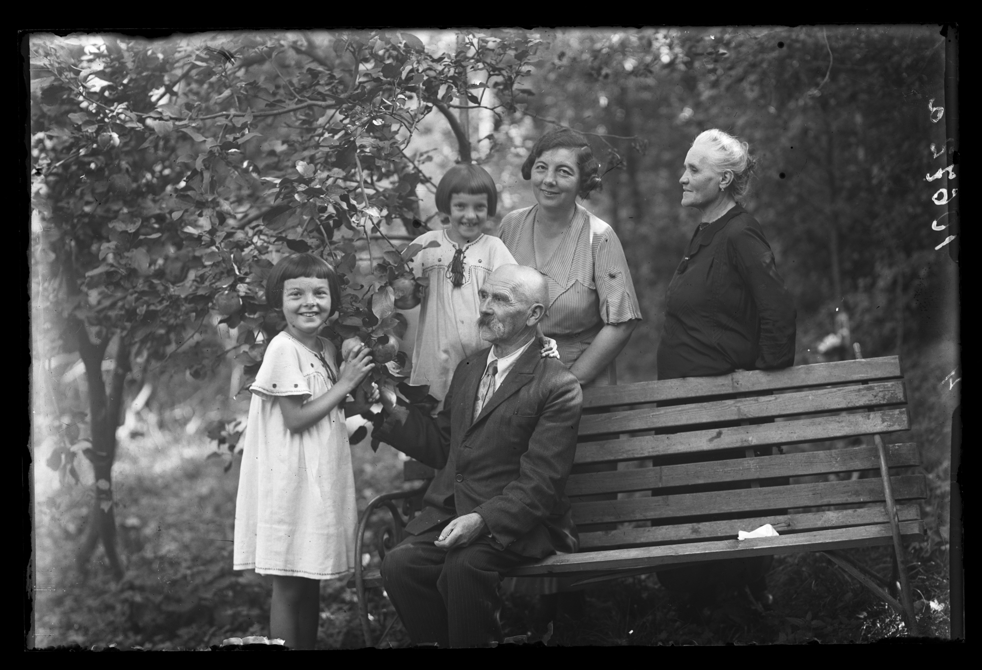 Maria i Stefania Kotowicz z mamą Janiną i prawdopodobnie dziadkami