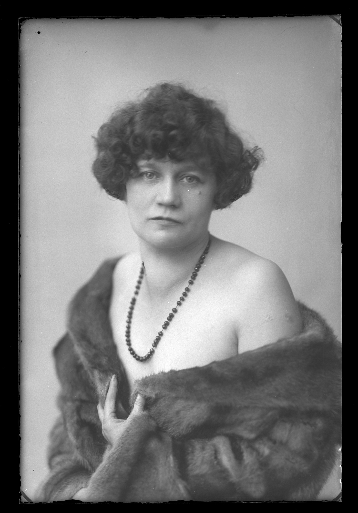 Portret Mitzi - kuzynki Januszów w futrze