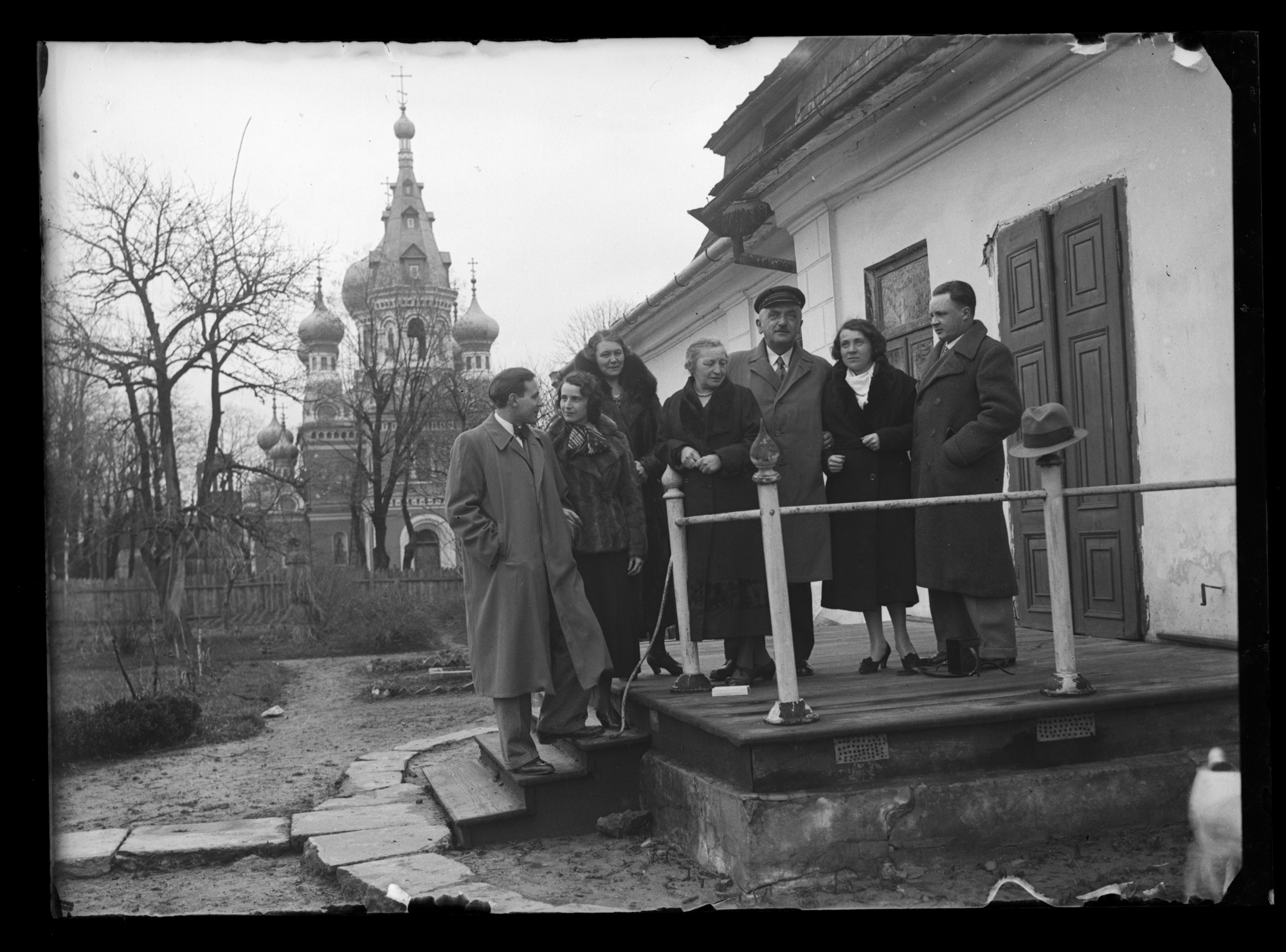 Tadeusz i Helena Stanisz (po prawej) z rodziną w Hrubieszowie. W tle cerkiew Zaśnięcia Najświętszej Marii Panny