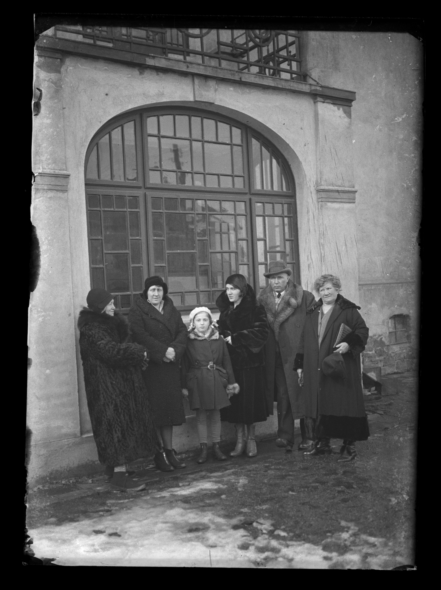 Rodzina Januszów przed domem przy ul. Poniatowskiego w Rzeszowie. Od lewej: Leopoldyna Janusz, Dorota Elgas, Irena Elgas, Helena Janusz, Stanisław Elgas, siostra Leopoldyny