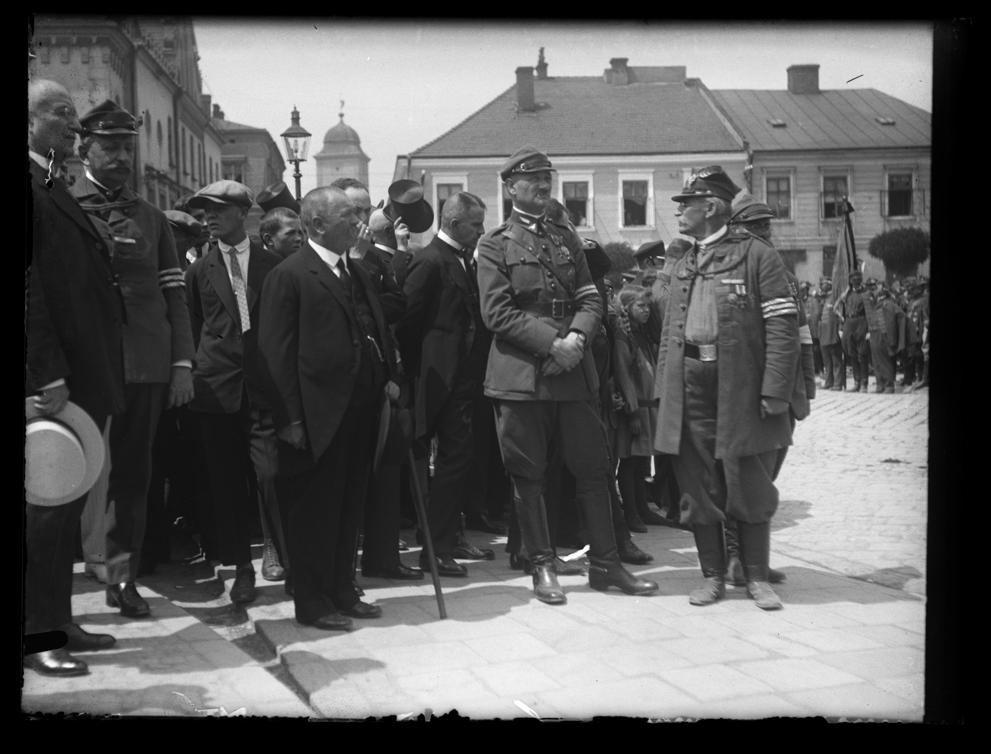 Zlot okręgowy Polskiego Towarzystwa Gimnastycznego „Sokół” na rynku w Rzeszowie, pierwszy z lewej burmistrz Roman Krogulski