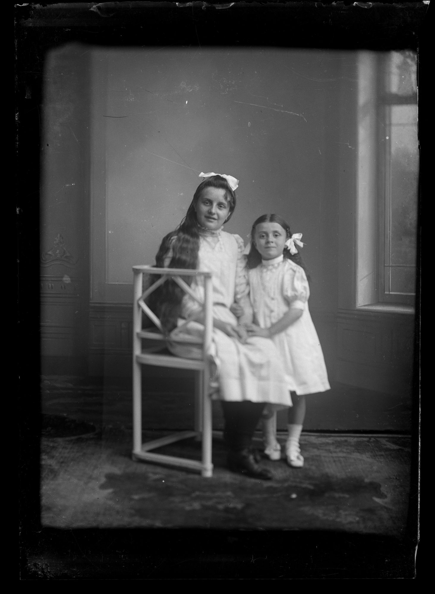 Portret dziewczynek w atelier. Z prawej Helena Janusz 