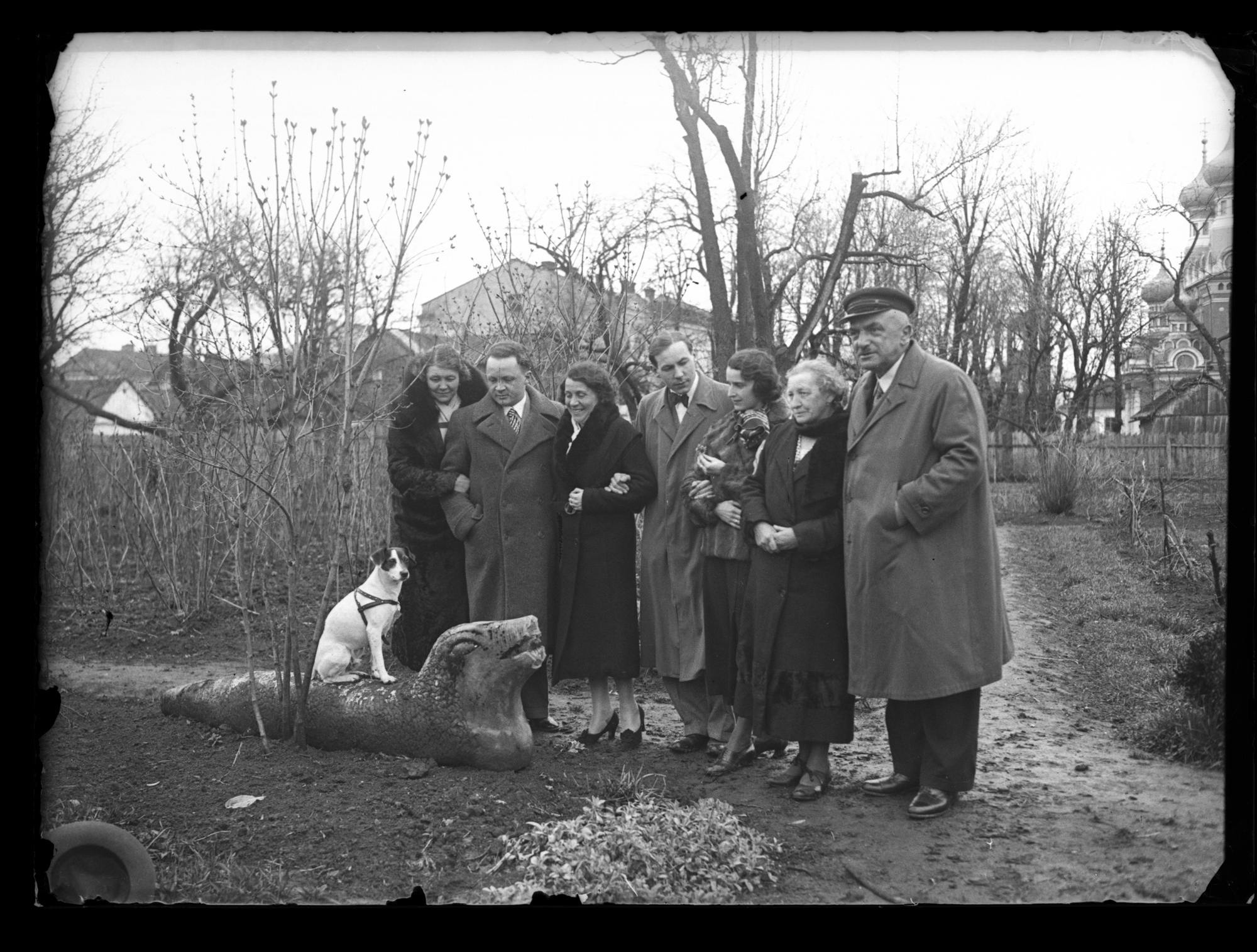 Tadeusz i Helena Staniszowie (drugi i trzecia od lewej) z rodziną w Hrubieszowie. Z prawej fragment cerkwi Zaśnięcia Najświętszej Marii Panny