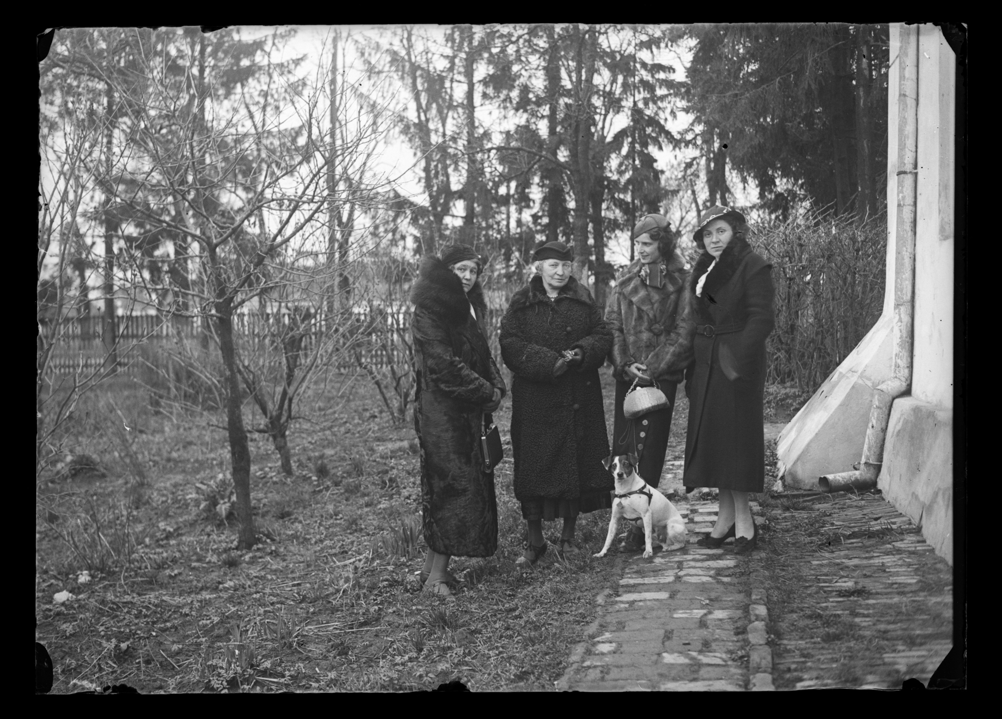 Helena Stanisz (pierwsza z prawej) z rodziną w Hrubieszowie